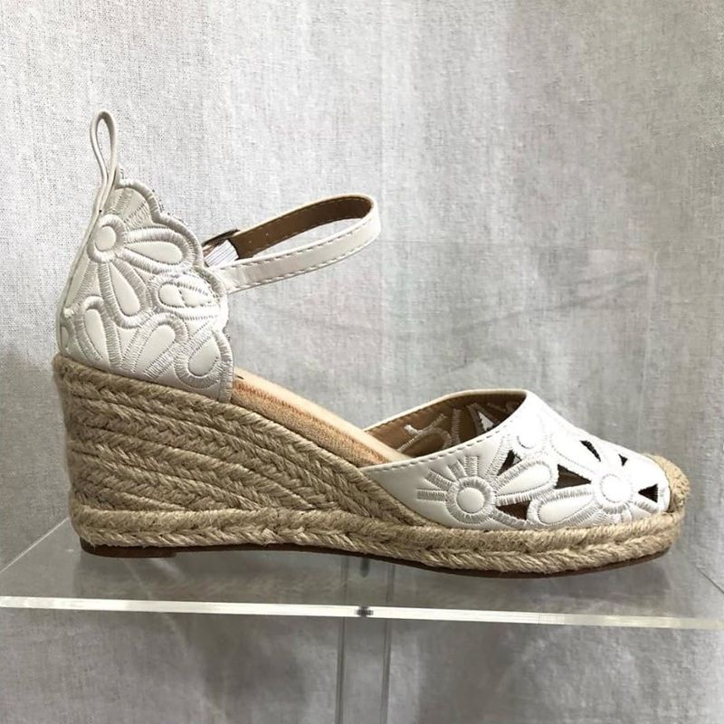 alpargatas blancas con flores de Moda, calzado y complementos Susana