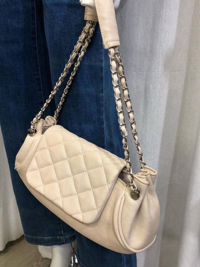 bolso beige con cadena y piel de Complementos y Moda Susana