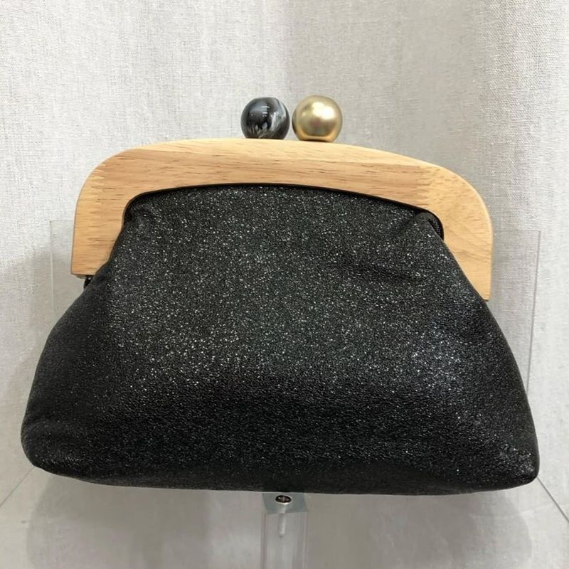 bolso negro con cierre de madera de Moda, calzado y complementos Susana