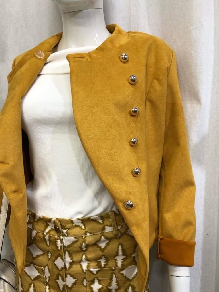 Chaqueta color mostaza de Modas Susana