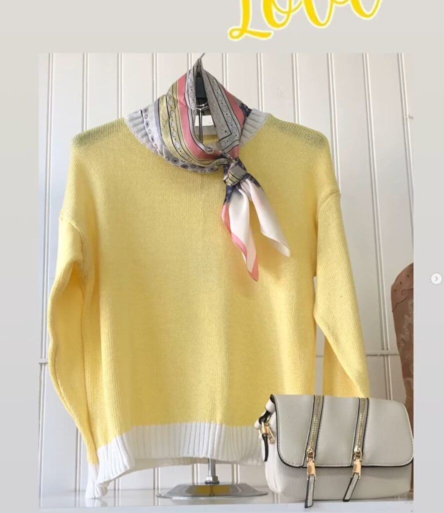 Jersey de punto amarillo y blanco, bolso blanco cremalleras y pañuelo de Susana Modas